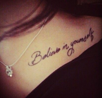 mẫu tattoo thể hiện niềm tin vào chính mình Hình xăm chữ "Believe in yourself" trên vai, phong cách chữ viết tay, ảnh độ phân giải thấp.
