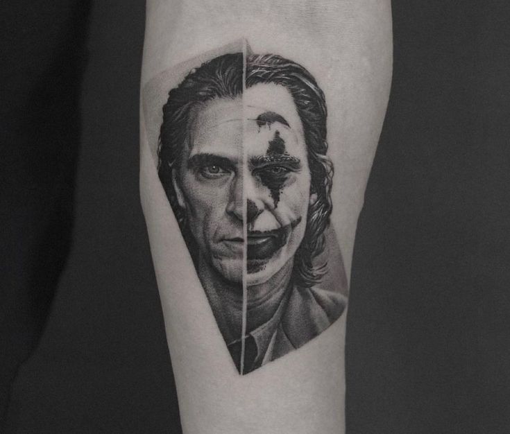Hình xăm mặt người nửa Joker trên cánh tay, phong cách blackwork, chi tiết cao, độ phân giải HD.