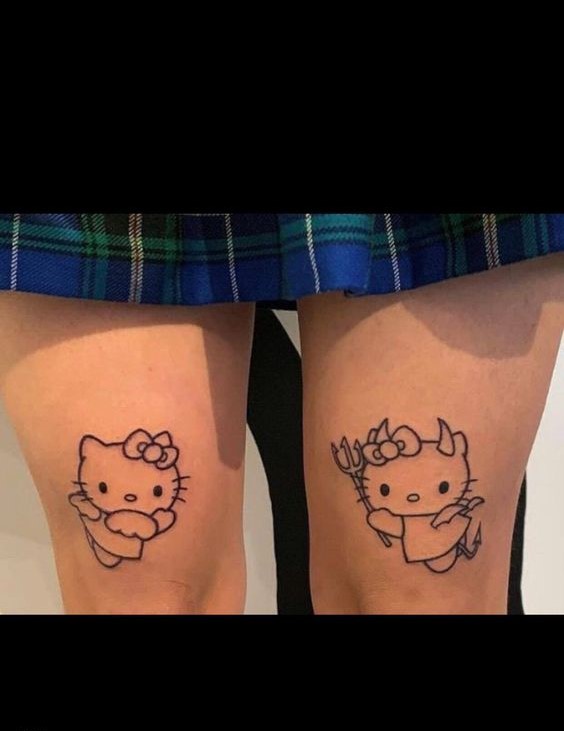 Hình xăm mèo hoạt hình trên đùi, phong cách blackwork, chi tiết đơn giản, ảnh HD.
