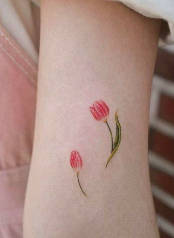 Hình xăm hoa tulip mini trên cánh tay, phong cách màu nước, chi tiết tinh tế, độ phân giải HD.