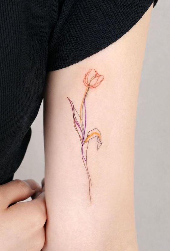 Hình xăm hoa tulip mini trên tay, phong cách màu nước, chi tiết tinh tế, ảnh chất lượng HD.