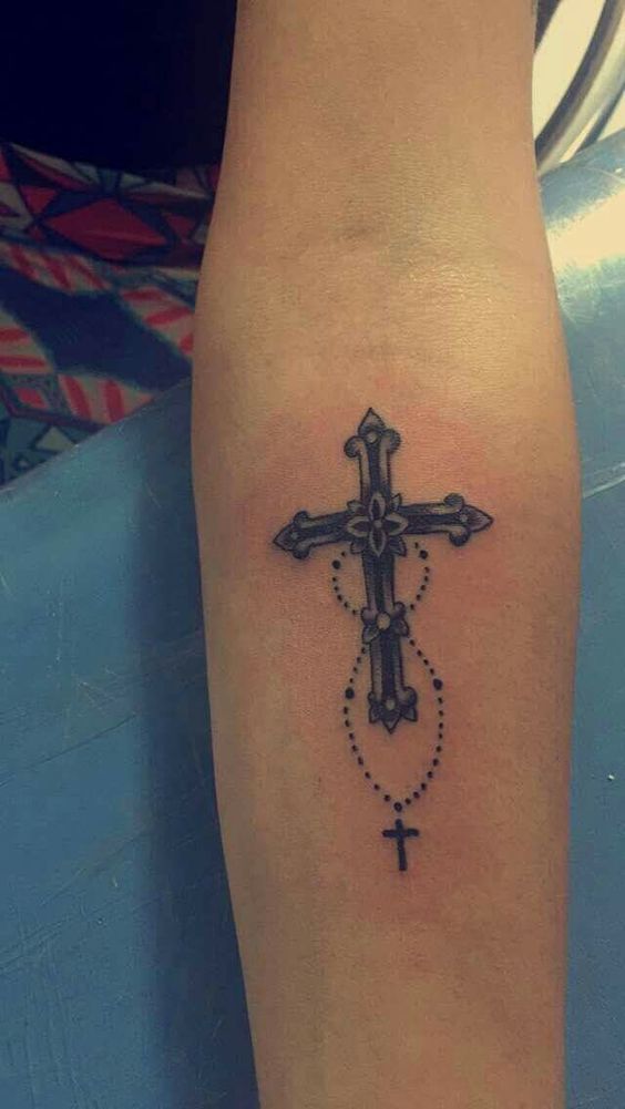 Hình xăm thánh giá trên cẳng tay, phong cách blackwork, chi tiết rõ nét, độ phân giải HD.