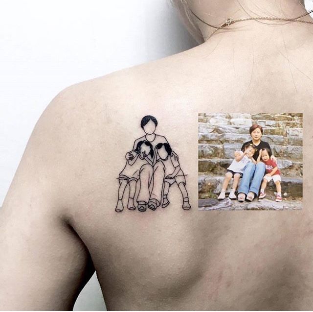 mẫu xăm ba mẹ con theo yêu cầu Hình xăm phác thảo gia đình trên vai, phong cách nét đơn giản, độ chi tiết cao, ảnh chất lượng HD.