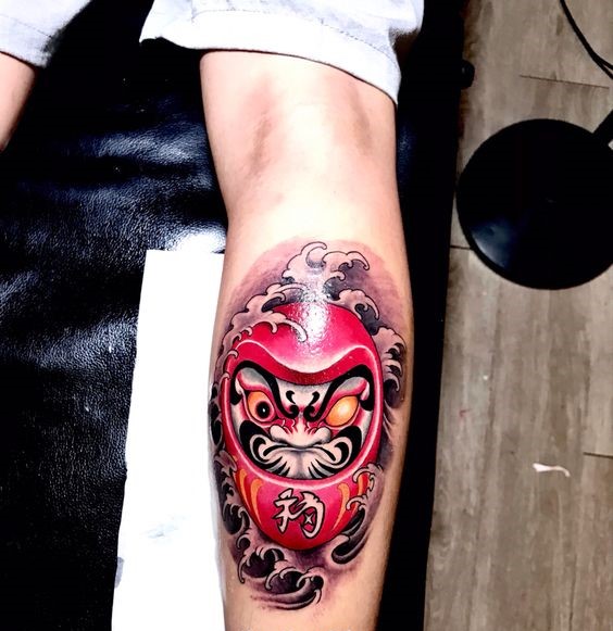 hình xăm daruma ở bắp chân, biểu tượng cho sự kiên định bền bỉ Hình xăm mặt nạ Nhật Bản trên bắp chân, phong cách màu sắc, chi tiết rõ nét, ảnh HD.