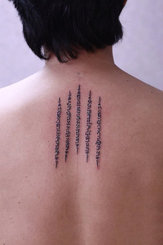 Hình xăm chữ dọc lưng, phong cách blackwork, chi tiết, độ phân giải HD.