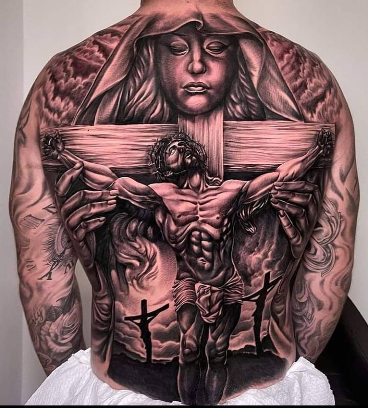 Hình xăm tôn giáo chi tiết trên lưng, phong cách blackwork, độ phân giải cao.