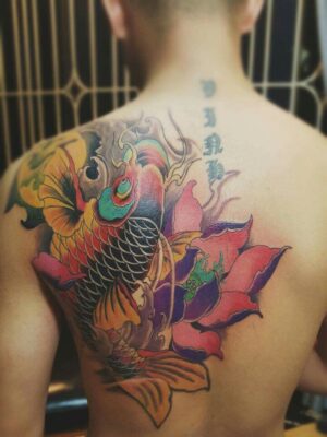 Hình xăm cá chép màu sắc trên lưng phong cách cổ điển, chi tiết cao, độ phân giải HD.