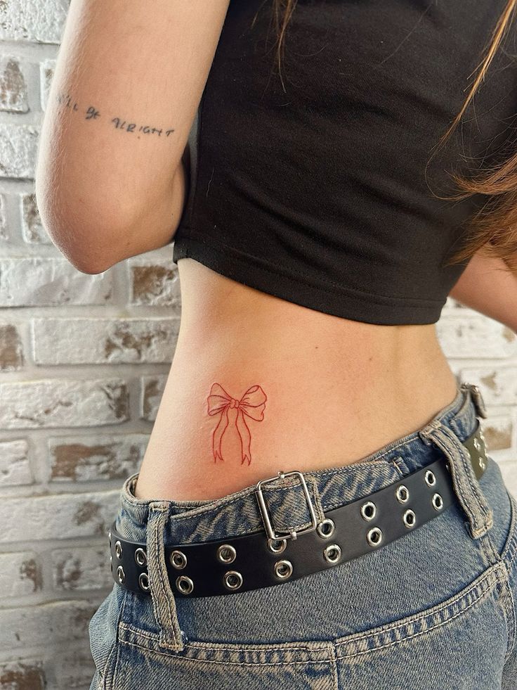 Hình xăm nơ mini ở eo, phong cách blackwork, độ chi tiết cao, ảnh HD.