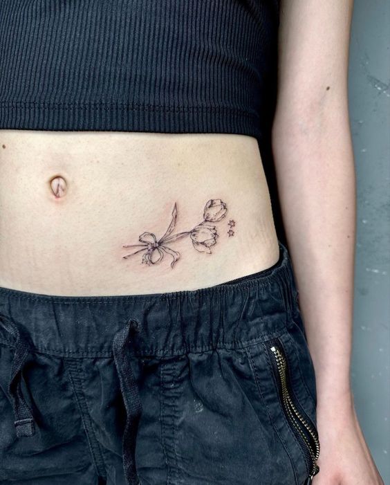 Hình xăm hoa tối giản ở eo, phong cách blackwork chi tiết, ảnh HD.