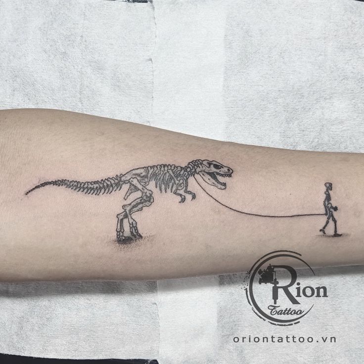 Hình xăm xương khủng long trên tay, phong cách blackwork, chi tiết rõ nét, độ phân giải HD.