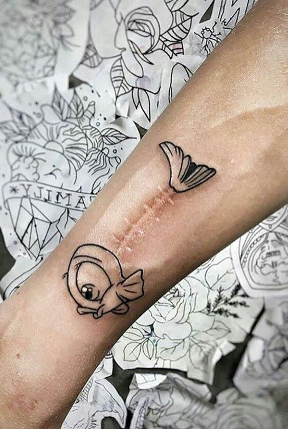 Hình xăm cá mini trên cánh tay, phong cách blackwork tinh tế, HD.