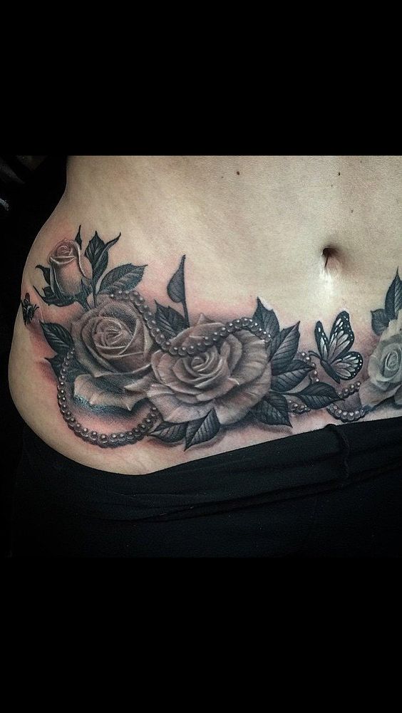 Hình xăm hoa hồng và bướm ở eo, phong cách blackwork, chi tiết sắc nét, độ phân giải HD.