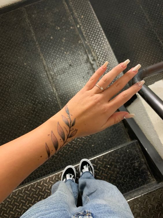 Hình xăm lá trên cổ tay, phong cách blackwork, chi tiết rõ nét, ảnh độ phân giải cao HD.