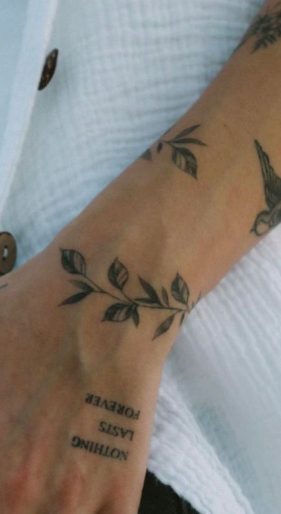 Hình xăm lá cổ tay phong cách blackwork, chi tiết rõ nét. Ảnh HD.