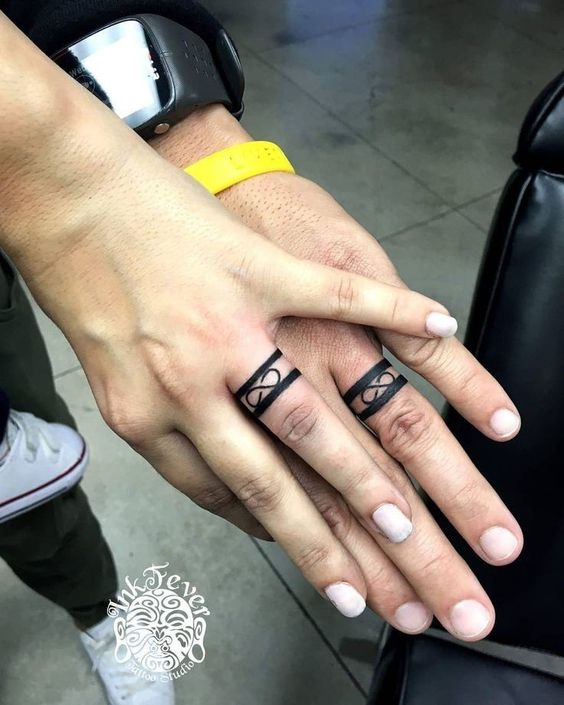 Hình xăm nhẫn phong cách blackwork trên ngón tay, chi tiết rõ nét, độ phân giải HD.