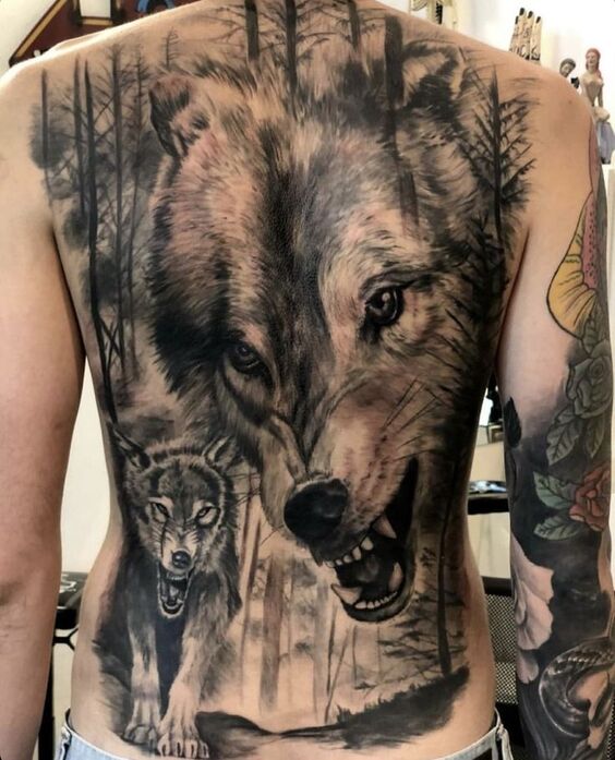 hình xăm chó sói full lưng Hình xăm sói trên lưng, phong cách blackwork chi tiết, độ phân giải HD.