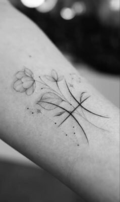 Hình xăm hoa mini trên tay, phong cách blackwork, chi tiết tinh tế, ảnh HD.