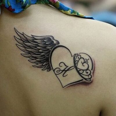 Hình xăm trái tim có cánh ở vai, phong cách blackwork, chi tiết rõ nét, độ phân giải HD.