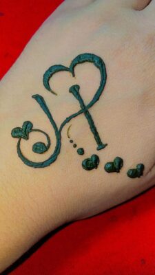 Hình xăm chữ hoa henna trên mu bàn tay, phong cách đơn giản, độ chi tiết cao, độ phân giải HD.
