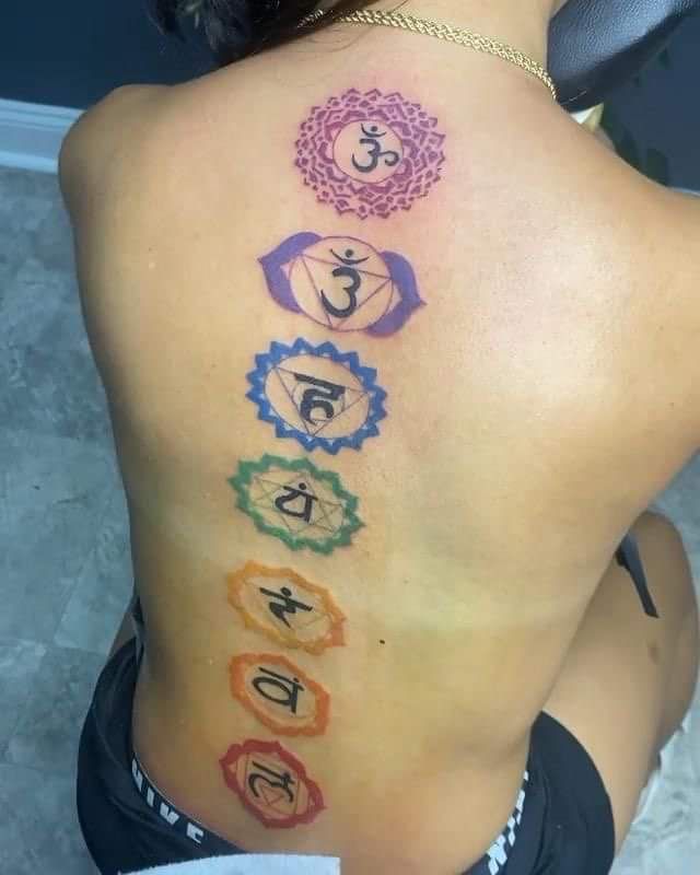 Xăm chữ Phạn cực chất trên lưng Hình xăm chakra màu sắc trên lưng, phong cách sống động, độ chi tiết cao, ảnh HD.