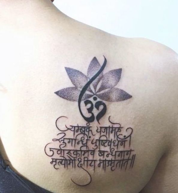 Hình xăm chữ Phạn sau lưng cực kì thu hút Hình xăm chữ và hoa sen trên vai, phong cách blackwork, độ chi tiết cao, ảnh HD.