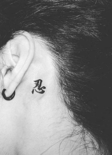 Hình xăm chữ Trung Quốc sau tai, phong cách blackwork, chi tiết, ảnh HD.