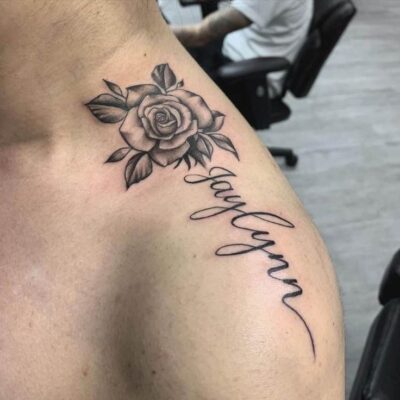 Hình xăm hoa hồng và chữ trên vai, phong cách blackwork, chi tiết sắc nét, độ phân giải HD.