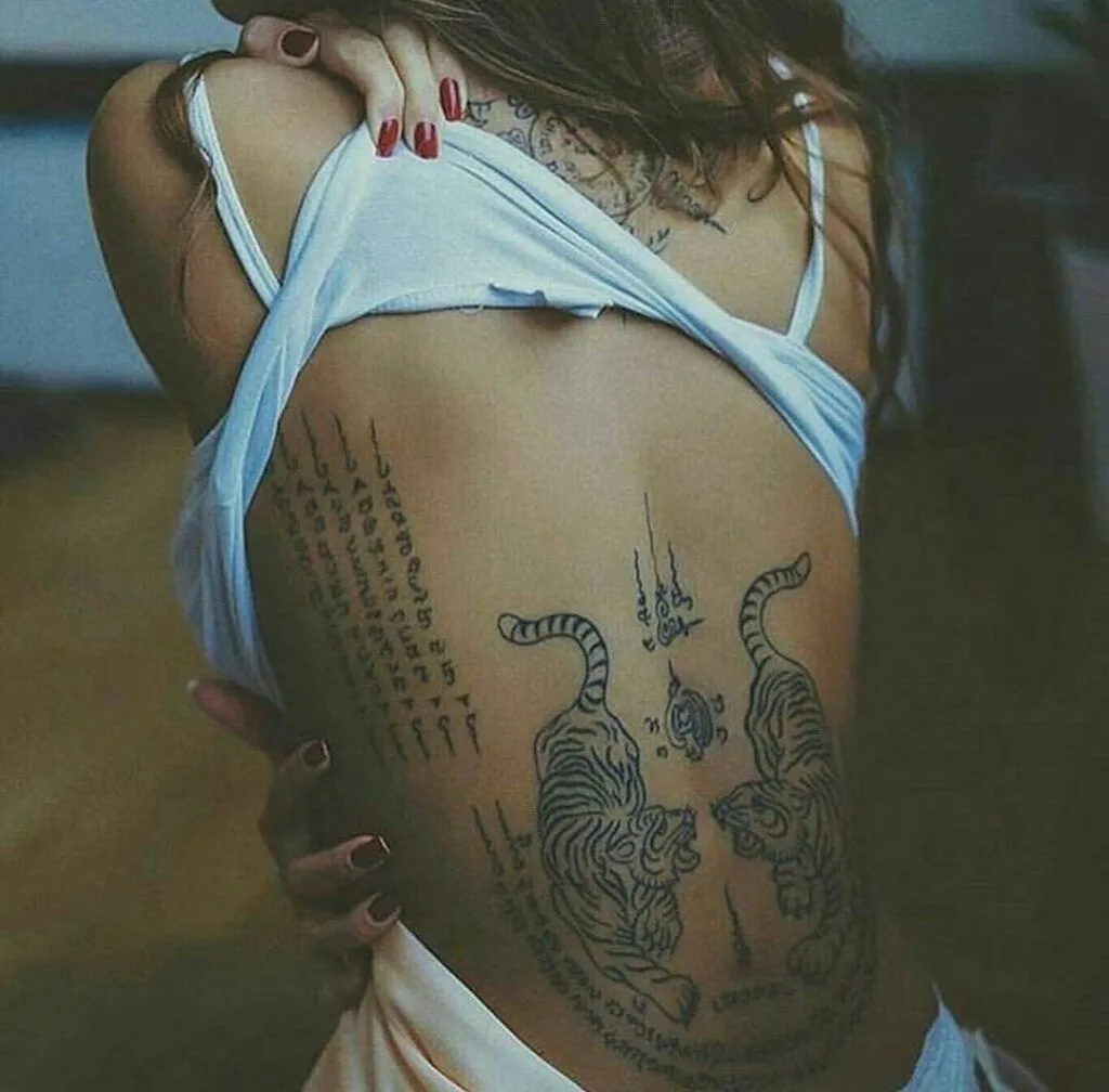 Hình xăm hổ và chữ viết trên lưng, phong cách blackwork, chi tiết cao, ảnh HD.