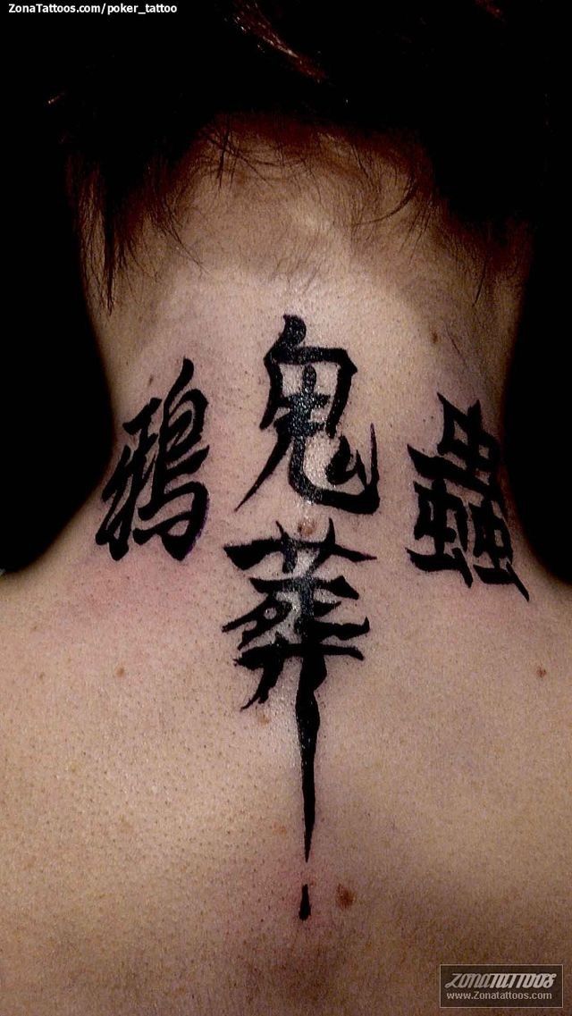 Hình xăm chữ Hán sau gáy, phong cách blackwork, chi tiết rõ nét, ảnh HD.