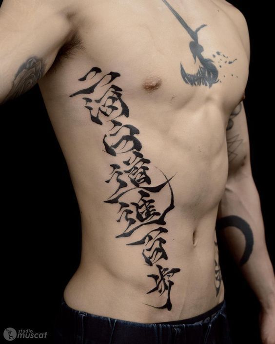 Hình xăm chữ Hán lớn ở bên sườn, phong cách blackwork, chi tiết rõ nét, độ phân giải HD.