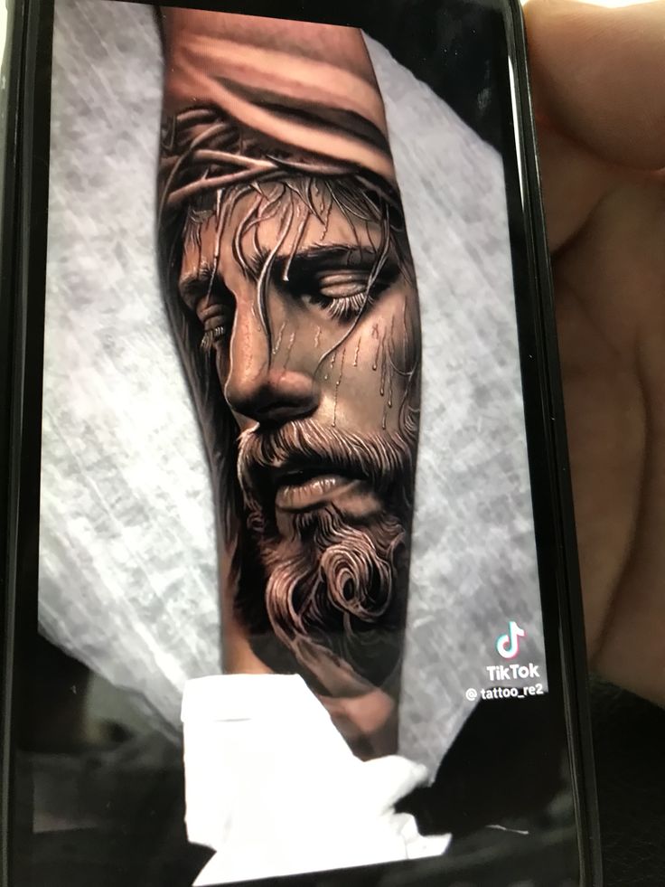 Hình xăm chân dung cổ điển trên cánh tay, chi tiết cao, phong cách blackwork, ảnh chất lượng HD.