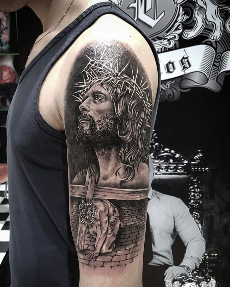 Hình xăm chân dung chi tiết, phong cách blackwork trên bắp tay, độ phân giải HD.