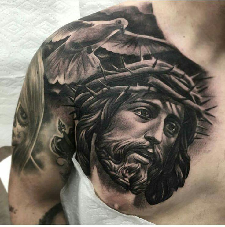 Hình xăm chân dung cổ điển trên vai, chi tiết, phong cách blackwork, độ phân giải HD.