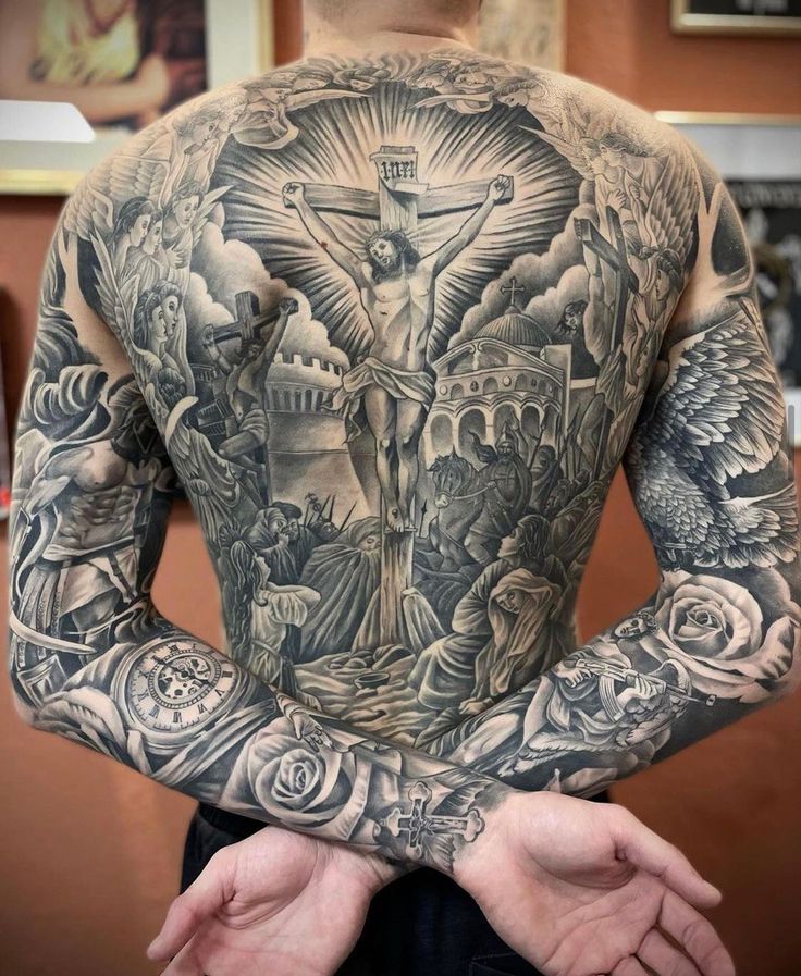 Hình xăm tôn giáo chi tiết trên lưng và cánh tay, phong cách blackwork, độ phân giải HD.