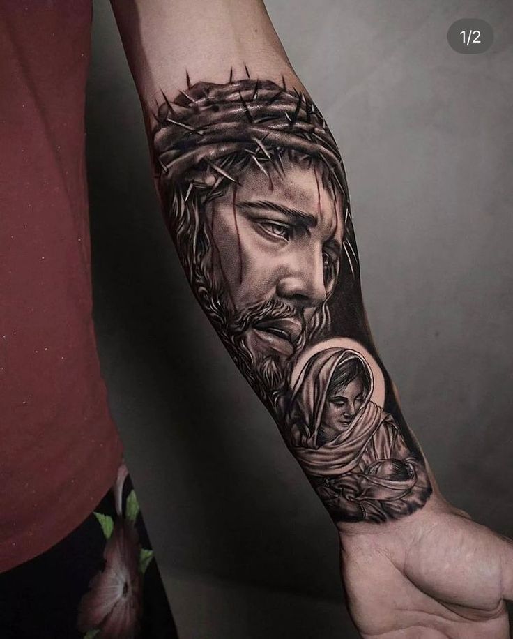 Hình xăm tôn giáo chi tiết trên cánh tay, phong cách blackwork, độ phân giải HD.