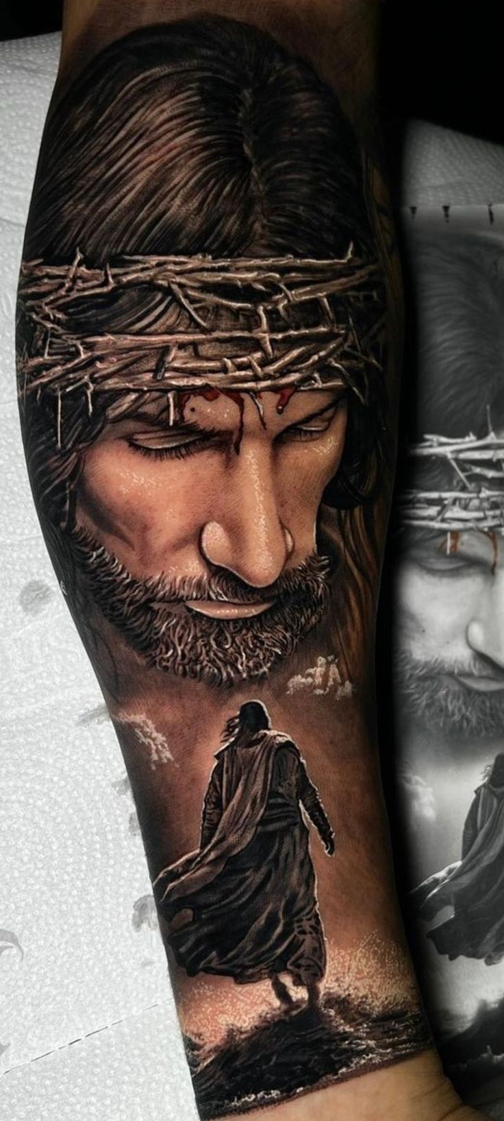 Hình xăm chân dung Chúa Jesus trên tay, phong cách hiện thực chi tiết, độ phân giải HD.