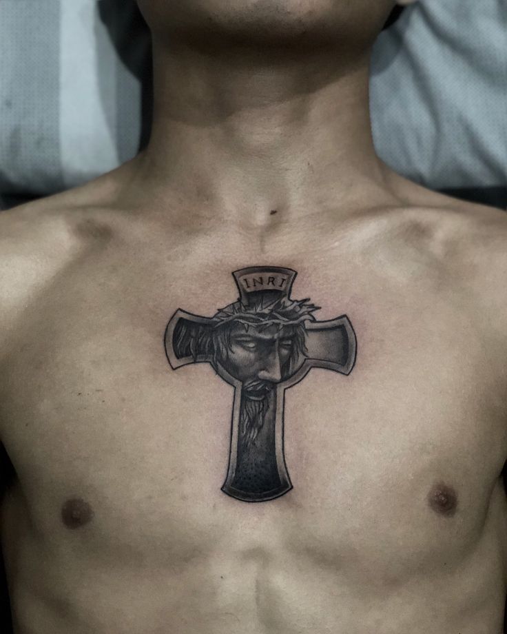 Hình xăm thánh giá trên ngực phong cách blackwork chi tiết, ảnh độ phân giải HD.