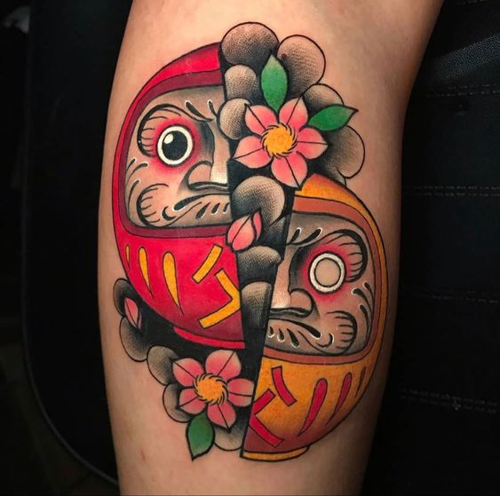 mẫu xăm daruma chia đôi mặt cùng hoa anh đào đặc biệt Hình xăm Daruma cổ điển trên tay, màu sắc sặc sỡ, độ chi tiết cao, phong cách truyền thống, ảnh HD.