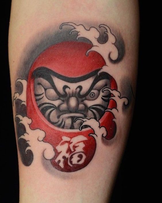 Xăm daruma một mặt, cầu mong phước lành cho khách Hình xăm búp bê Daruma trên tay, phong cách cổ điển, chi tiết sắc nét, độ phân giải HD.
