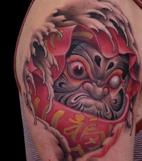 Hình xăm Daruma thể hiện quyết tâm mạnh mẽ Hình xăm Daruma phong cách truyền thống Nhật Bản trên vai, chi tiết cao, ảnh HD.