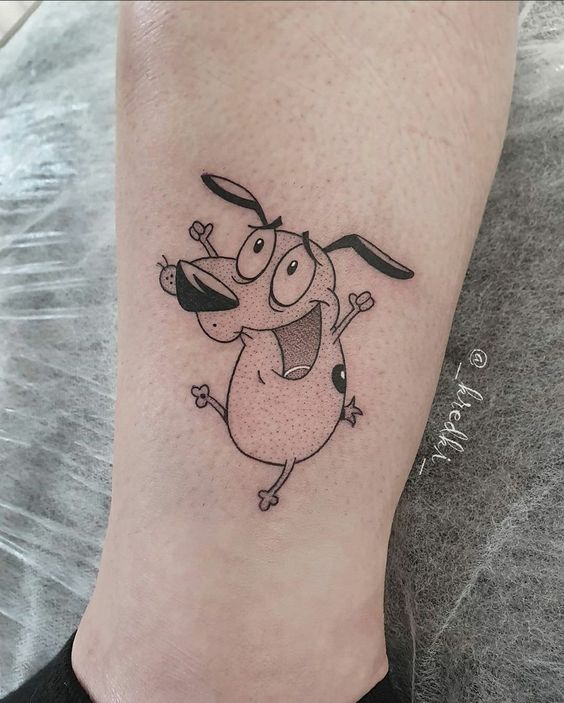 mẫu xăm chó mini hài hước trắng đen Hình xăm hoạt hình trên bắp chân, phong cách blackwork, chi tiết rõ nét, độ phân giải HD.