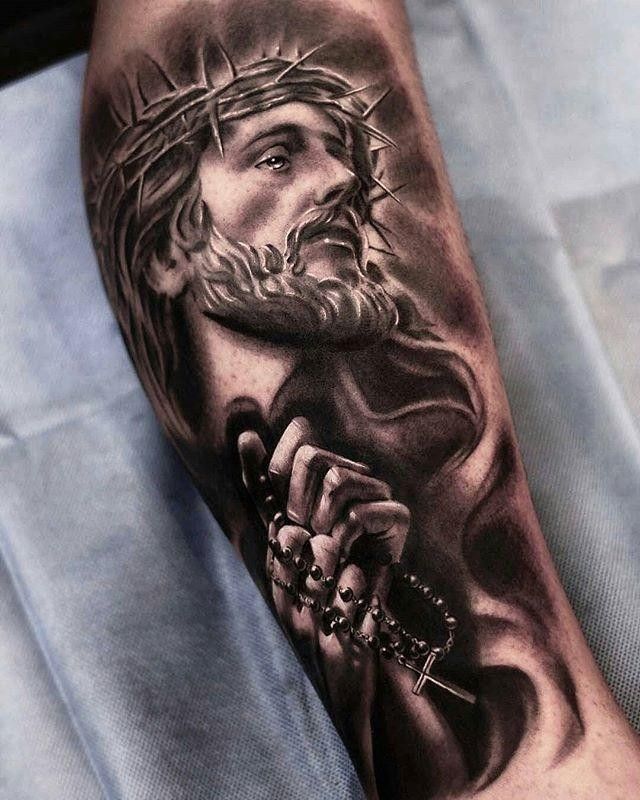 Hình xăm chân dung trên tay, phong cách blackwork chi tiết, độ phân giải HD.