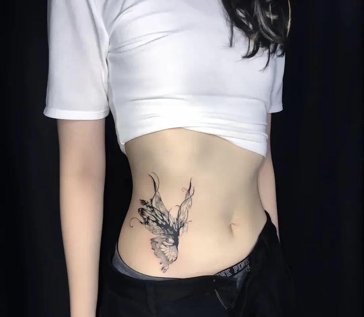mẫu xăm eo cuốn hút Hình xăm bướm blackwork trên eo, chi tiết sắc nét, phong cách tối giản, độ phân giải HD.