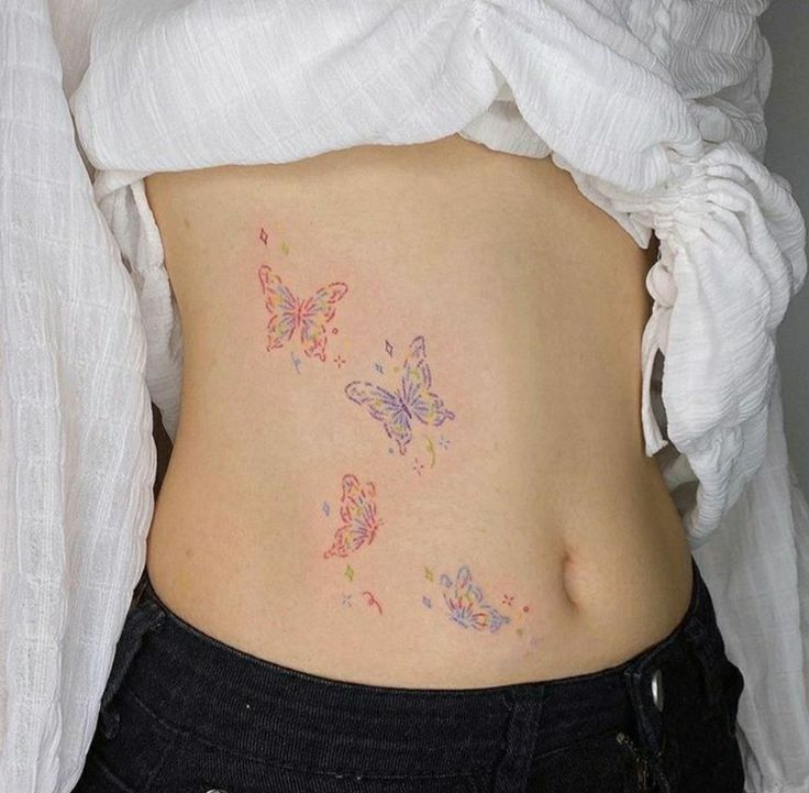 thiết kế xăm eo nổi bật Hình xăm bướm mini phong cách màu nước trên eo, chi tiết tinh tế, ảnh chất lượng HD.