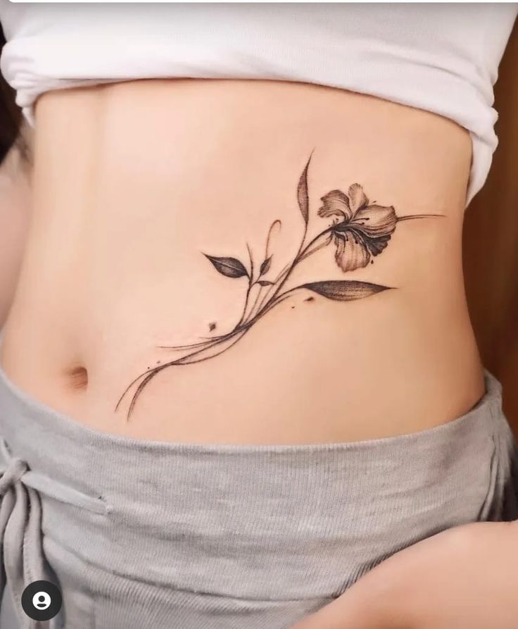 hình xăm eo sống động Hình xăm hoa tinh tế ở bụng, phong cách blackwork, độ chi tiết cao, độ phân giải HD.