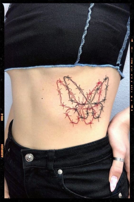 mẫu xăm eo làm say mê cho khách Hình xăm dây thép gai tạo hình bướm ở eo, phong cách blackwork, chi tiết cao, ảnh chất lượng HD.