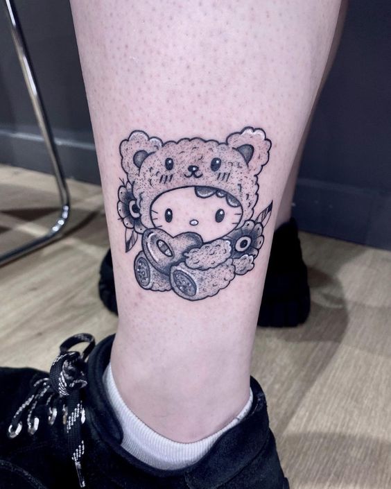 Hình xăm Hello Kitty phong cách blackwork, chi tiết, trên chân, độ phân giải HD.