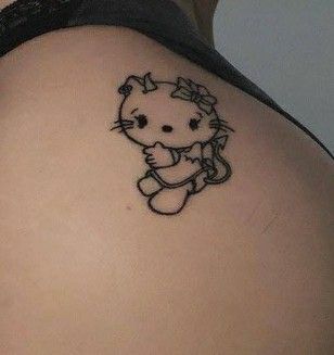 Hình xăm mini mèo hoạt hình phong cách blackwork trên vai, chi tiết đơn giản, ảnh HD.