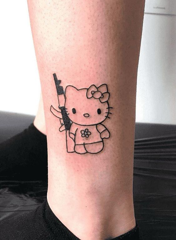 Hình xăm mèo hoạt hình trên chân, phong cách blackwork, chi tiết đơn giản, ảnh HD.