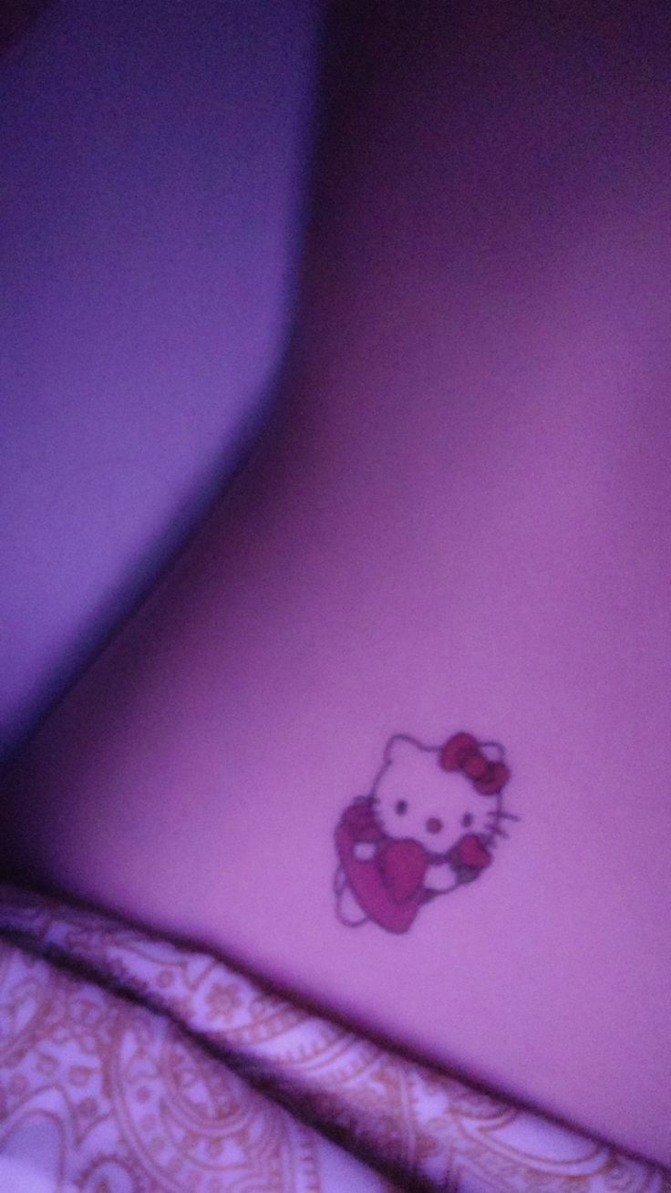 Hình xăm Hello Kitty nhỏ ở hông, phong cách dễ thương, ảnh độ phân giải HD.